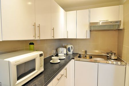 HEATING INCLUDED - Spacious self-contained studio in Kensington, London W8 - Photo 2