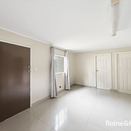 Charming 2-Bedroom Flat - Photo 4