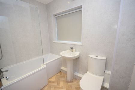2 bed flat to rent in Osborne Avenue, South Shields, NE33 - Photo 3