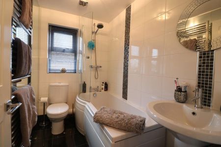 4 bedroom detached house to rent - Photo 3