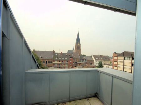 Schicke, helle Wohnung mit Südbalkon, Aufzug und Einbauküche - Photo 4