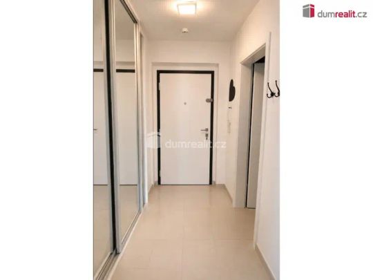 Světlý byt 1+kk s lodžií a gar. stáním, 40 m - Photo 1