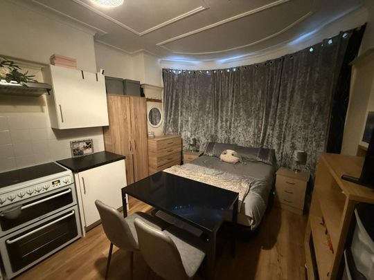 Studio Flat, Berkshire Gardens, N13 - Photo 1