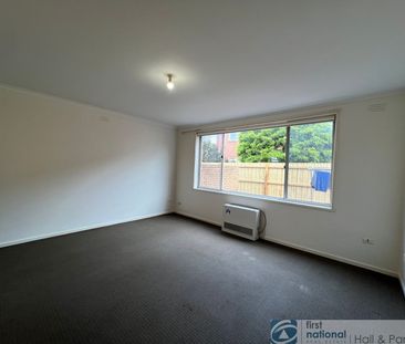 Neat & Convenient Two-Bedroom Flat in Prime Location - Photo 4
