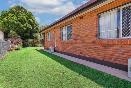 SPACIOUS 4 BEDROOM FAMILY HOME + 2 LIVING AREAS & GREAT FEATURES - Photo 2