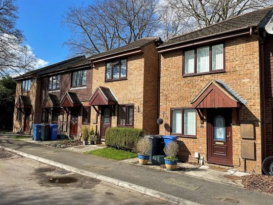 2 Bedroom House - Lyndford Terrace, Fleet - Photo 1