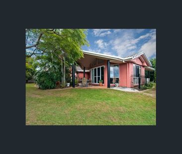 Spacious Furnished 4-Bedroom Family Home on 891m² | Solar | Multiple Living Areas - Furnished - Photo 2