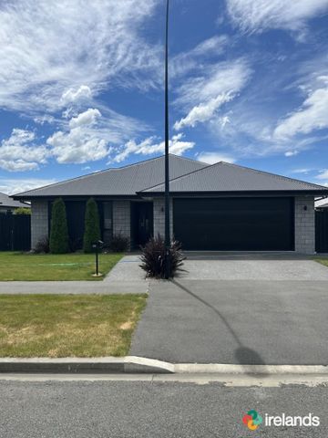 Spacious 4-Bedroom Home in Woodend - Photo 4