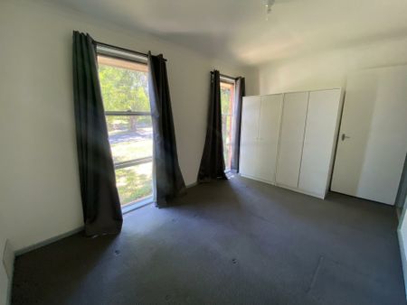 16 Village Drive, Hampton Park VIC - Photo 3