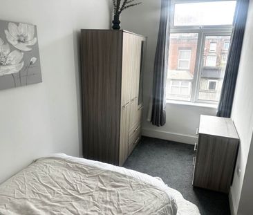 Hough Lane (Room 3), Bramley, Leeds - Photo 1