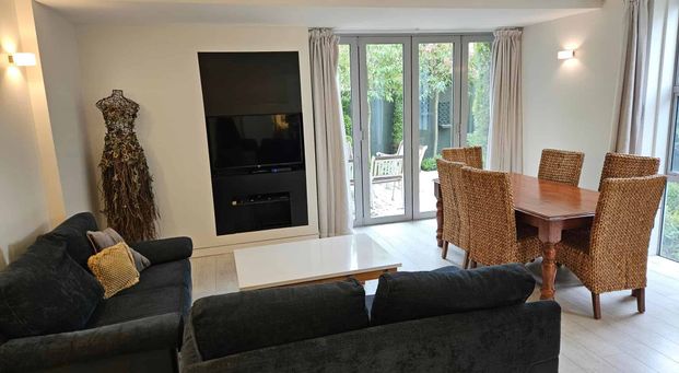 FULLY FURNISHED IN THE HEART OF MERIVALE - Photo 1