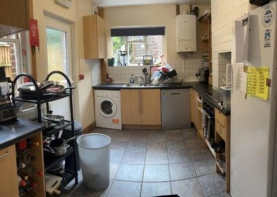 6 bedroom semi-detached house to rent - Photo 1