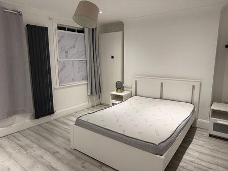 2 Bed Flat, New Road, E1 - Photo 4