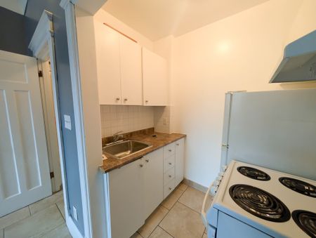 **Downtown Hamilton** Cozy Main Floor Bachelor Apartment!! - Photo 3