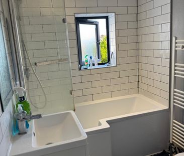 Double bedroom close to chigwel station- £700 pcm - Photo 3