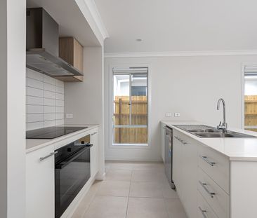 Modern Living in Deebing Heights - Photo 6