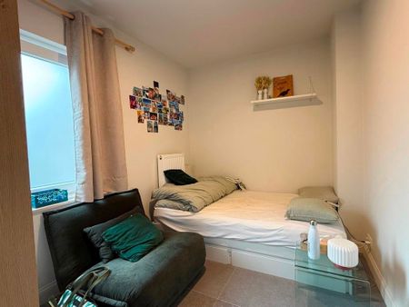 Centraal gelegen, biedt dit instapklare 2-slaapkamerappartement in de Jan Frans Willemstraat. - Foto 4