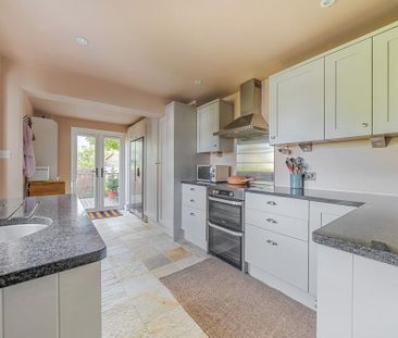 3 bedroom semi-detached house to rent - Photo 5