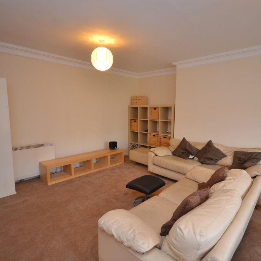2 bedroom Flat To Let - Photo 1