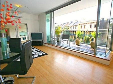 Conveniently Located, Bright & Comfortable Apartment - Photo 3