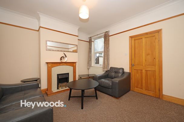 4 bed terraced house to rent in Hill Street, Newcastle-under-Lyme, Staffordshire - Photo 1