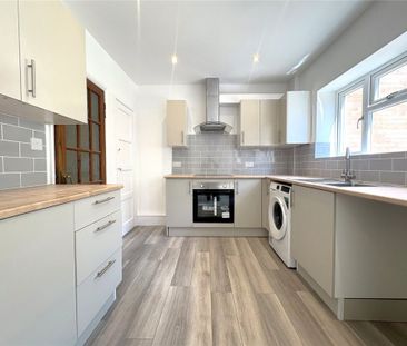 3 bed Terraced House for rent - Photo 2