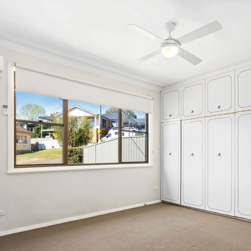 Live in comfort while relishing the picturesque beauty of Lake Macquarie - Photo 1