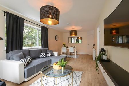 Malcolm Close - Photo 2