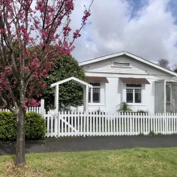 Lovely Mount Eden Bungalow - Photo 1