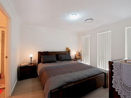 Modern Lowset Home in Prime Location - New carpets & repaint to come! - Photo 2