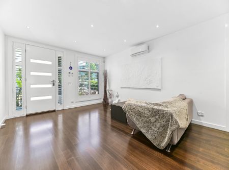 LUXURIOUS FOUR BEDROOM TOWNHOUSE! - Photo 3