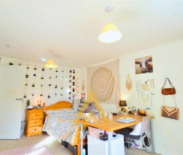 4 bedroom semi-detached house to rent - Photo 5