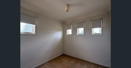 Spacious Family Townhouse - Photo 3