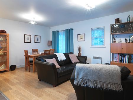 Lewiston Close, Canterbury Hall, KT4 - Photo 3