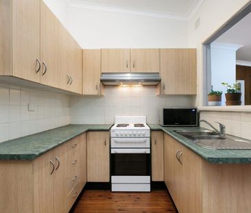 Sunlit home in peaceful cul-de-sac - Photo 3