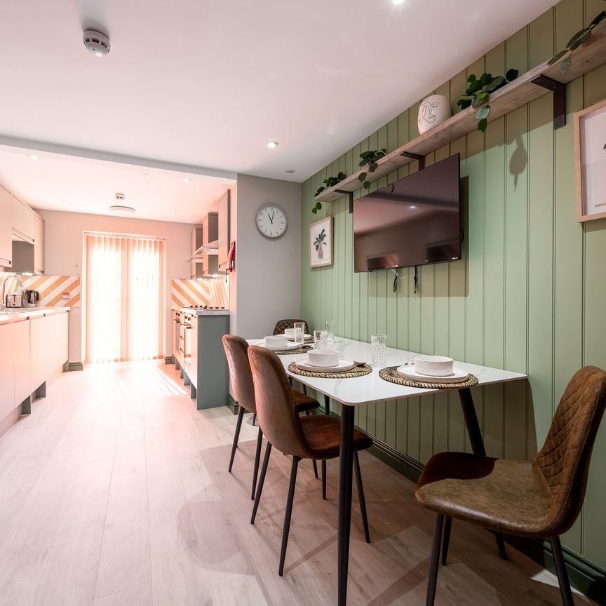 OX Living is proud to present this high-quality 6-bedroom co-living property, perfect for working professionals looking for stylish, stress-free living. Room 1 - Photo 1