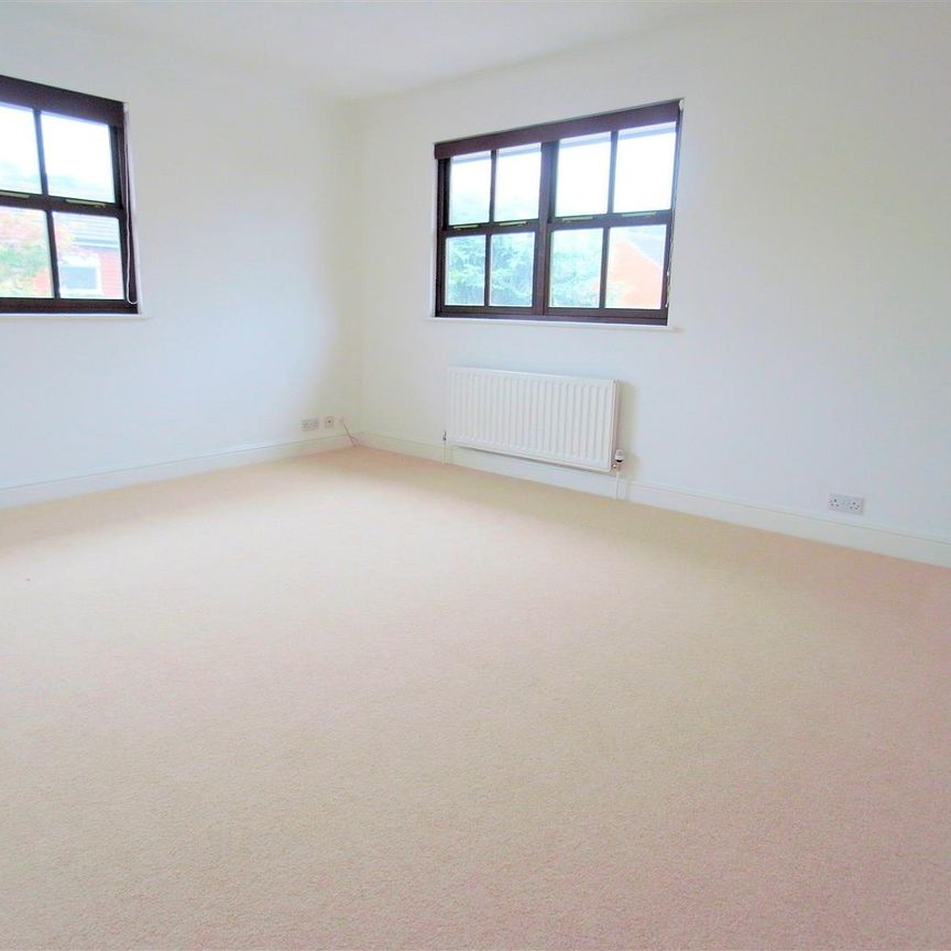 Warwick Lane, Woking, Surrey, GU21 7RP - Photo 1