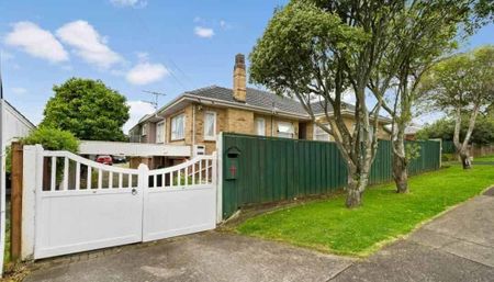 Lovely 4 Bedroom - Photo 5