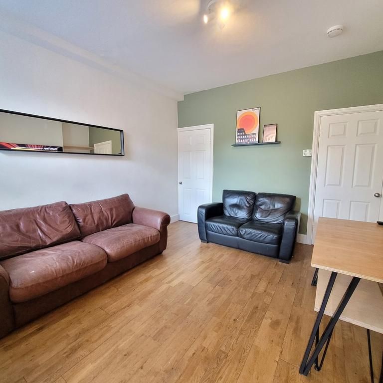 4 bedroom terraced house to rent - Photo 1