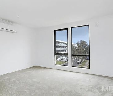 Designer townhouse in Maidstone - Photo 3