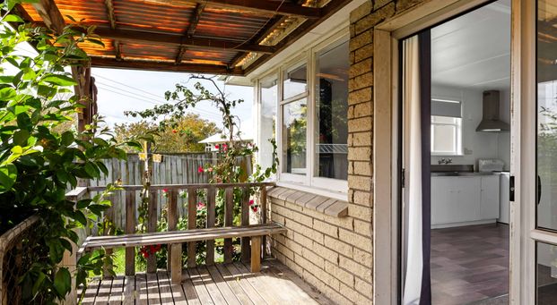 Home in the heart of the popular Elgin suburb - Photo 1