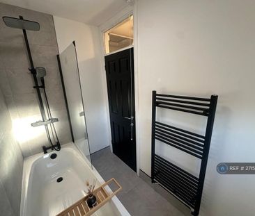 3 bedroom end of terrace house to rent - Photo 4