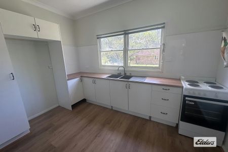 Rural home in the heart of town - Photo 4