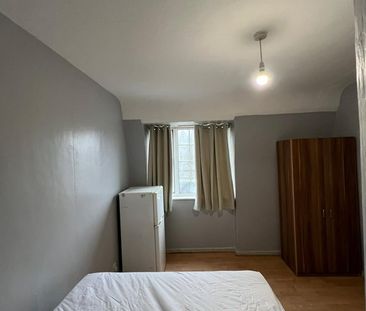 Room in a Shared House, Shipman Road, E16 - Photo 3