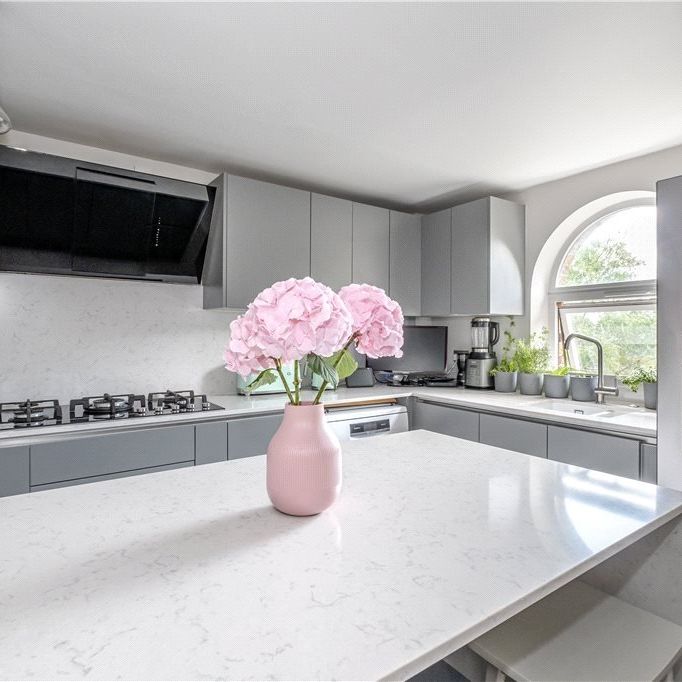 Flat to rent - Shooters Hill Road, London, SE3 - Photo 1