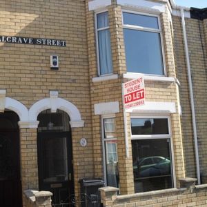 Large 4 Bedroom Student House - Photo 3