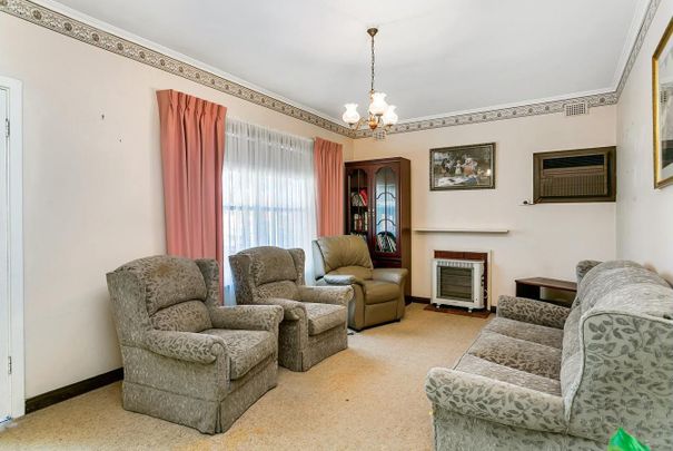 Spacious Family Home Close to West Lakes Shopping - Photo 1