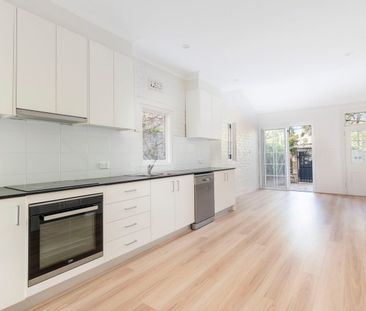 Freestanding home of classic and contemporary style - Photo 3