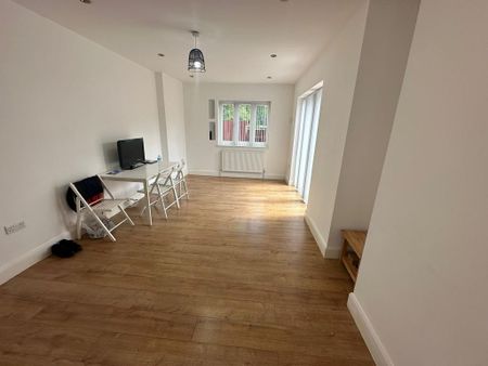 4 bedroom detached house to rent - Photo 2