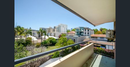 TOP FLOOR 2 X 1 UNIT IN EXCELLENT LOCATION! - Photo 4